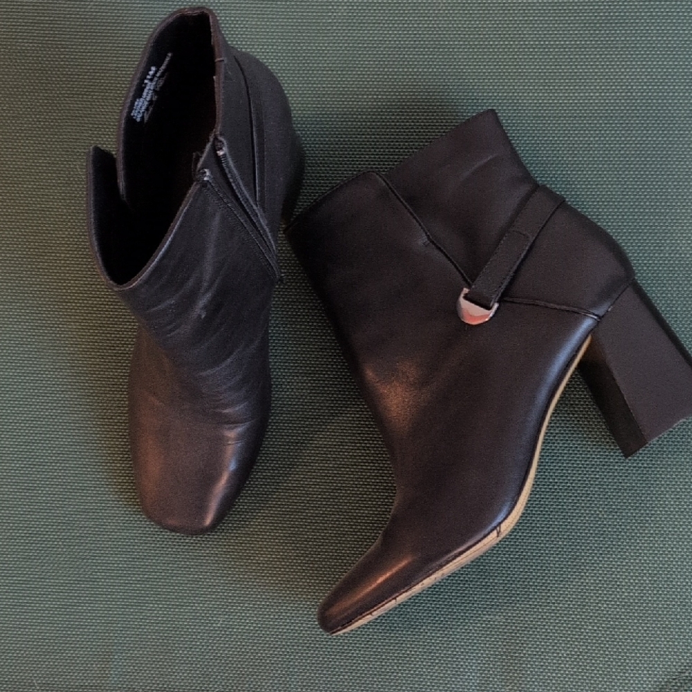 Bella Vita Black Leather Block Heel Ankle Booties